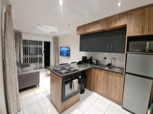 Rondebosch Apartment | Oasis - Renovated - Queen extra length bed apartment