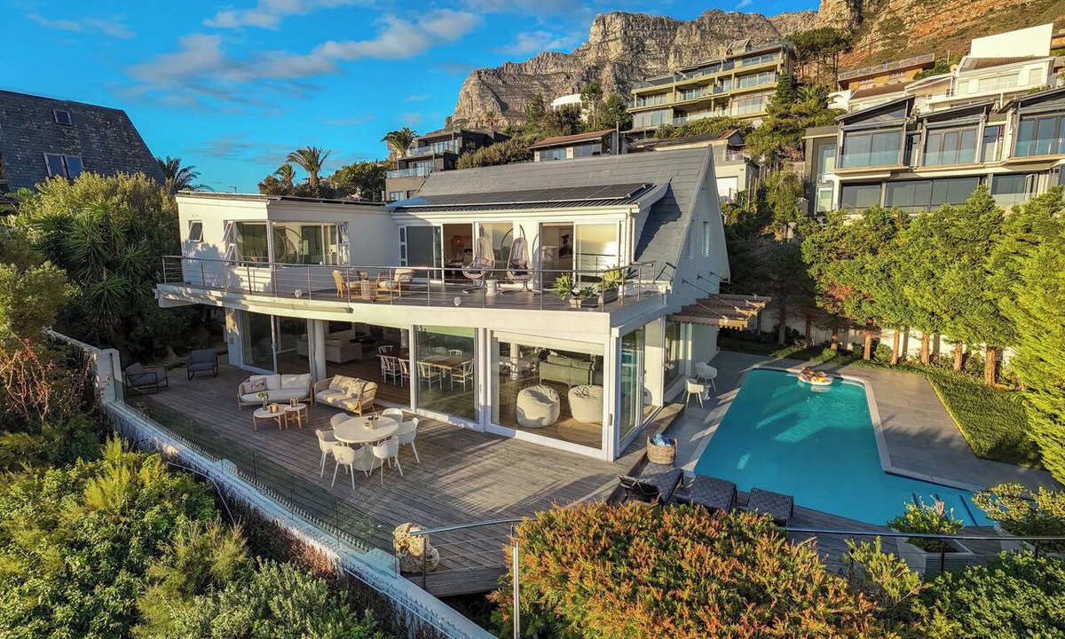 Camps Bay Apartment | Ocean & Mountain - It's all about the views!