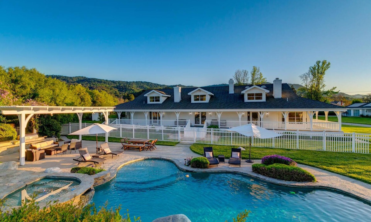 Ojai House | Ojai’s Modern Luxury Farmhouse Retreat on 10acres -Yoga Studio -hosts 16+
