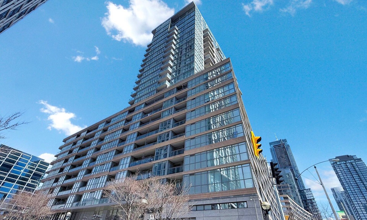 Wellington Place Apartment | Over 1000 SF Condo, free parking