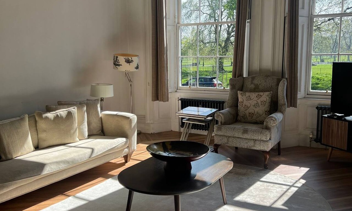 Leith Apartment | Over looking park land - "Leith-Links", the home of golf! Tram stop 2 mins away.