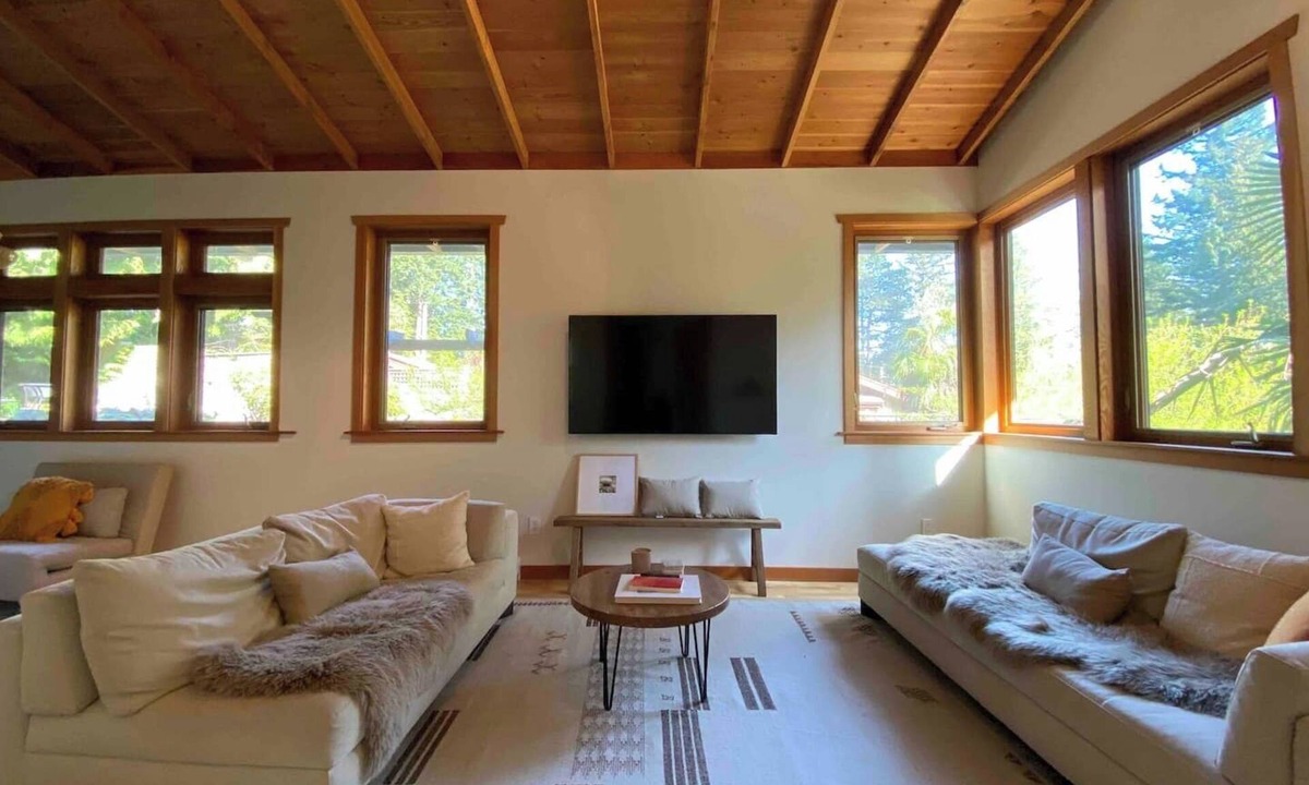 Bowen Island House | Palm Retreat House-Luxury Home Near Snug Cove