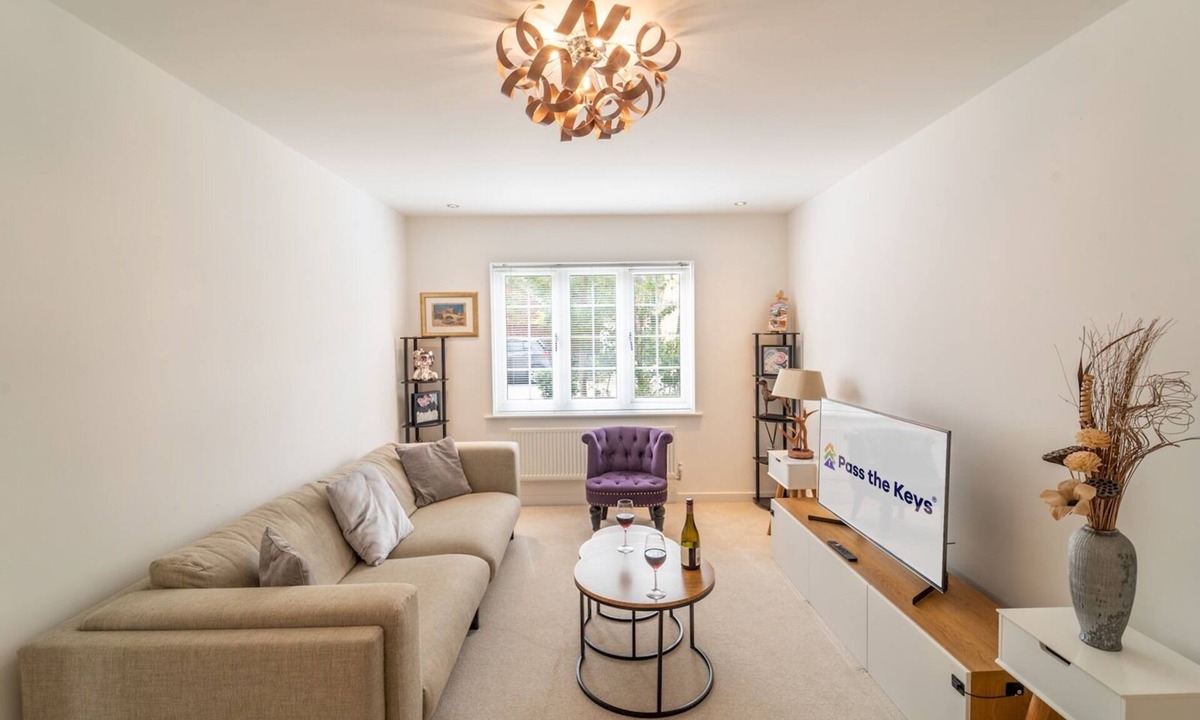 Bicester House | Pass the Keys | Experience Bicester Village near our Spacious Home