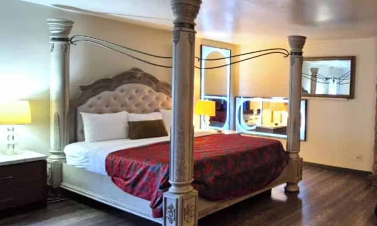 South Holland Hotel | Peaceful & Comfy Room w/Free Parking + Nearby Access to South Holland Metro
