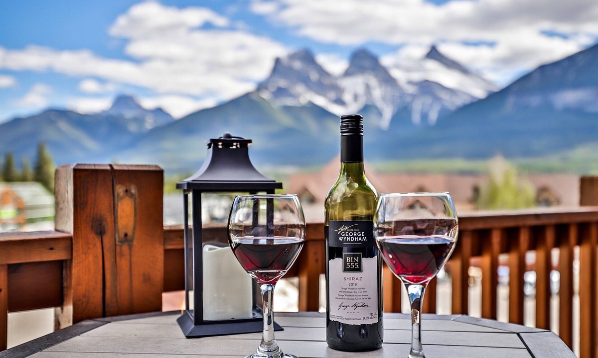 Canmore Condo | Peaceful Penthouse – Sunrise Views & Resort Amenities!