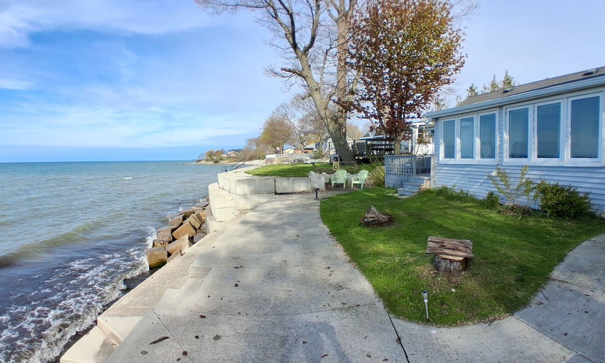 Hamilton Cottage | Peaceful retreat on the Shores of Lake Erie with access to the lake