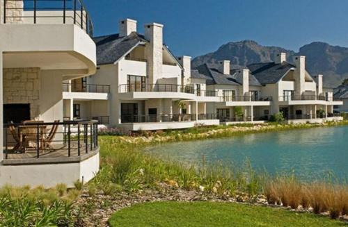 Cape Winelands Villa | Pearl Valley Golf Estate Lodge 1E