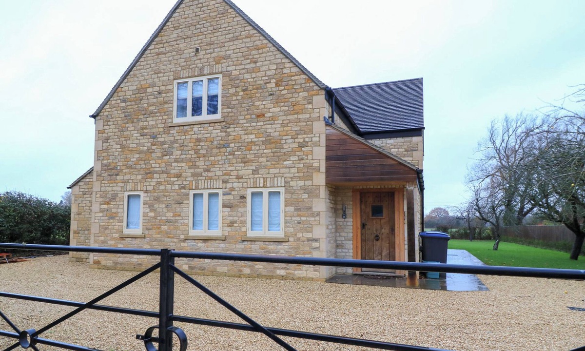 Whichford Cottage | PEEWIT COACH HOUSE, family friendly in Moreton-In-Marsh