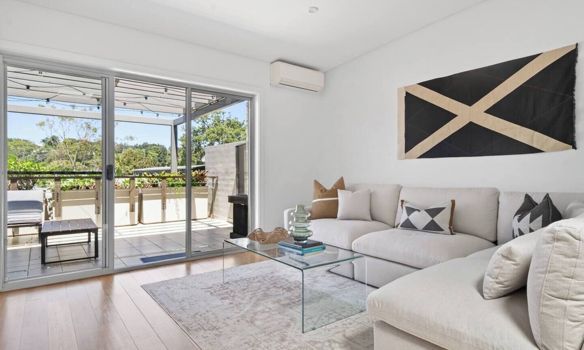 Avalon Beach Apartment | Peninsula Sky Walk to Beach Cafs and Golf