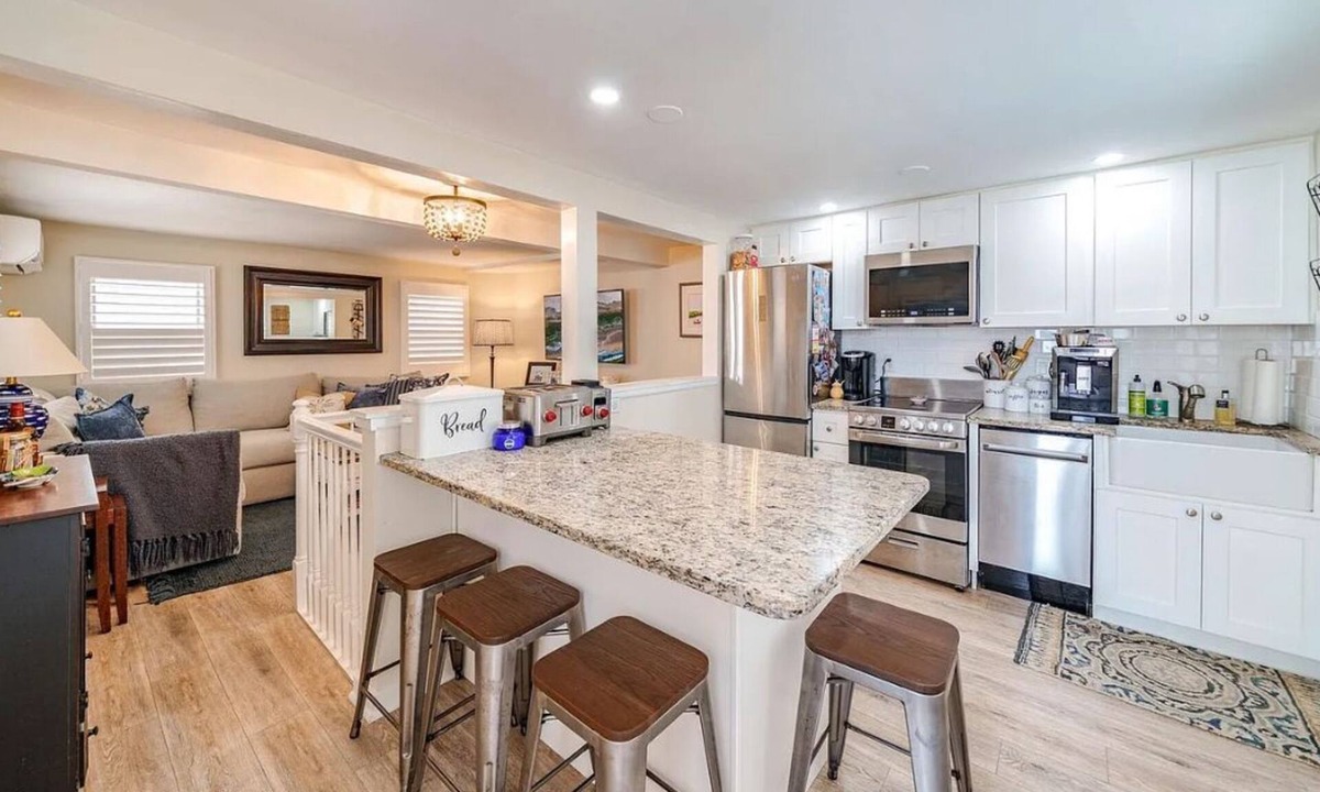 Gold Coast Condo | Perfect beach get away! 2-bedroom condo 1.5 blocks from the beach!