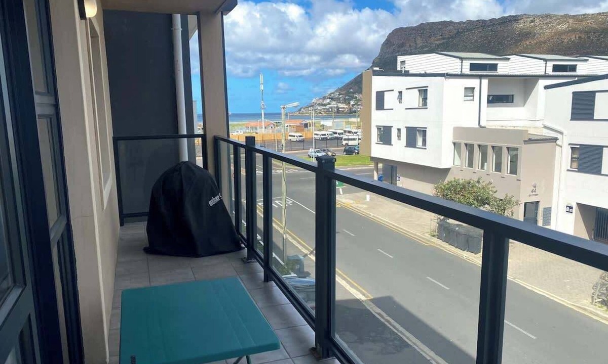 Fish Hoek Apartment | Perfect for Longer Stays | Work & Relax w/parking