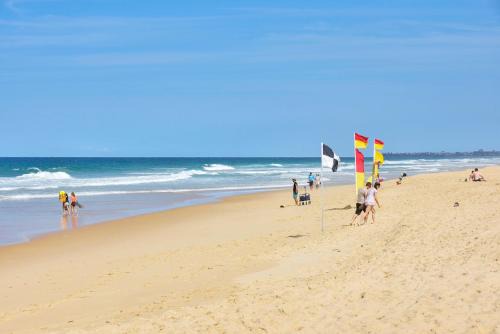 Warana House | Perfect Location 4BR Home Warana - 200m to Beach!