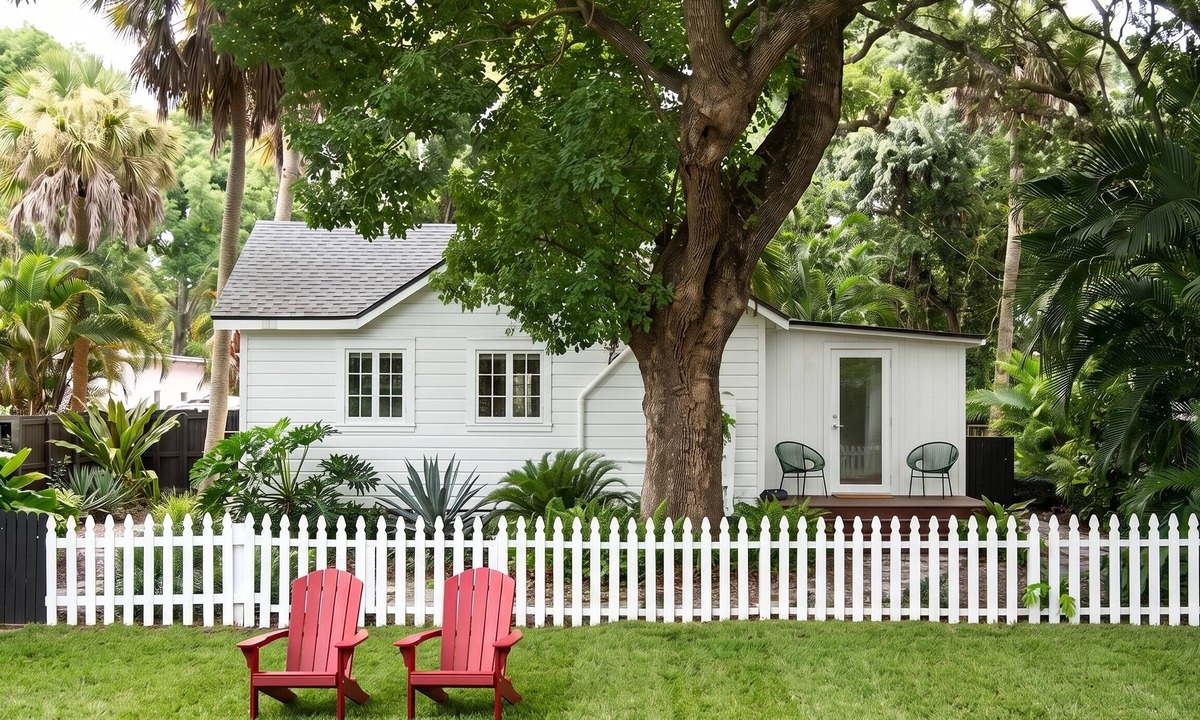 Sailboat Bend Cottage | Pet Friendly- Fenced Yard - Walk to Las Olas - 4 miles to the Beach!