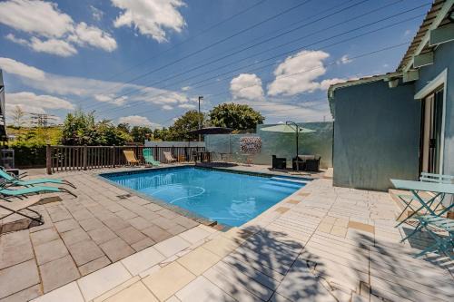 Krugersdorp Bed & Breakfast | Phindulo Bed and Breakfast - No Loadshedding, Smart TVs & unlimited free fibre wifi