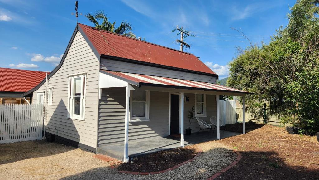 Ferntree Gully House | 'Pickett's Cottage' - Circa 1868 - Oldest in Knox!
