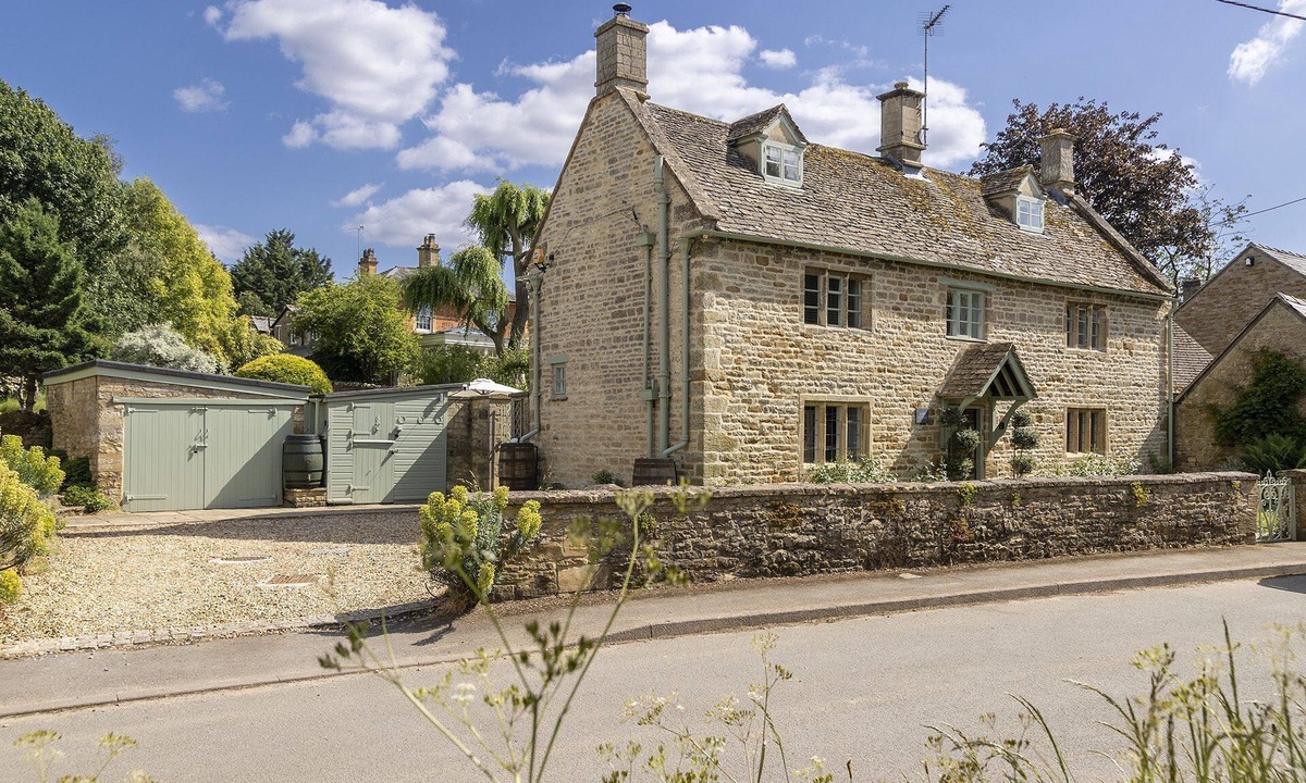 Bledington Cottage | Picturesque dog friendly holiday cottage with beautiful gardens - Glebe Cottage