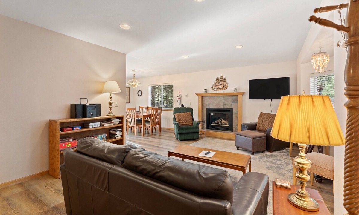 Pioneer Trail House | Pine Haven | Backyard | BBQ | Pet Friendly