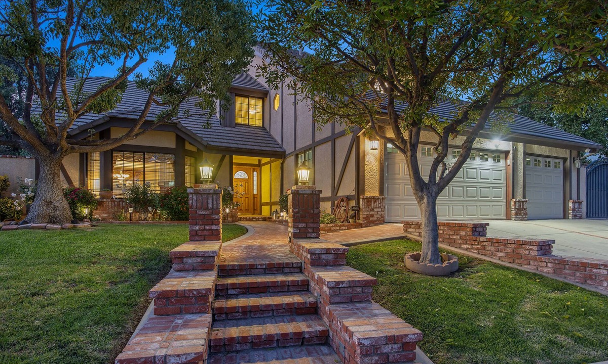 Simi Valley House | 'Poltergeist' Movie House – Premium Stay with Pool, Hot Tub, Fire Pit & More