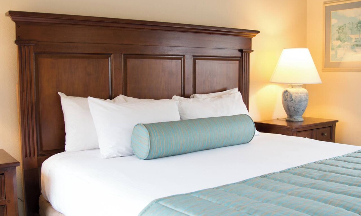 Oxnard Shores Hotel | Prime Location! Fully Equipped Kitchen, Parking Onsite!