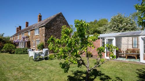 Woodford Halse House | Priors Mead Cottage