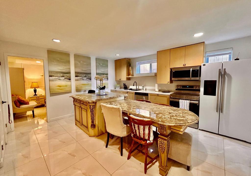 Fraserview Apartment | Private 2BR family Suite Near YVR airport & Transit & Golf course