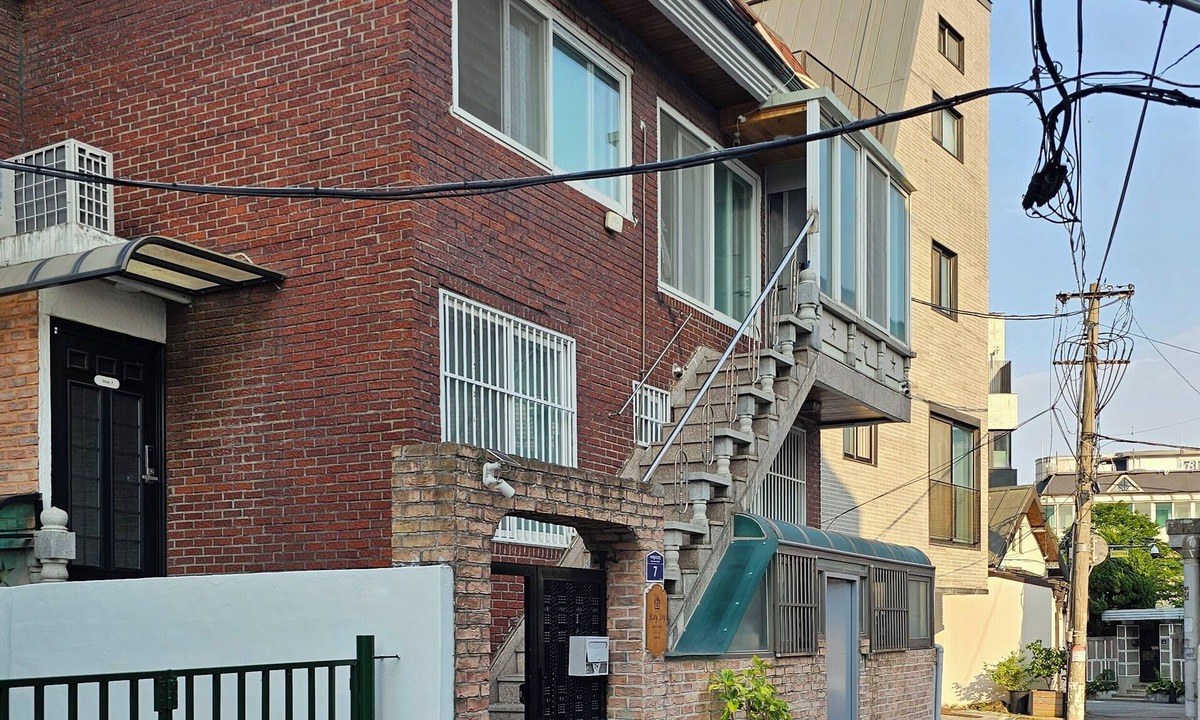 Cheongunhyoja-dong House | Private Family Unit in Seochon · Walk to Gyeongbokgung · Host On-Site