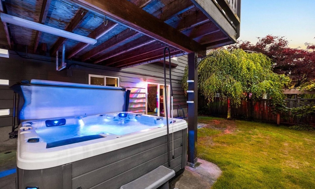 Port Moody House | Private Luxury home! *HotTub & Gym!* *Sleeps 8*