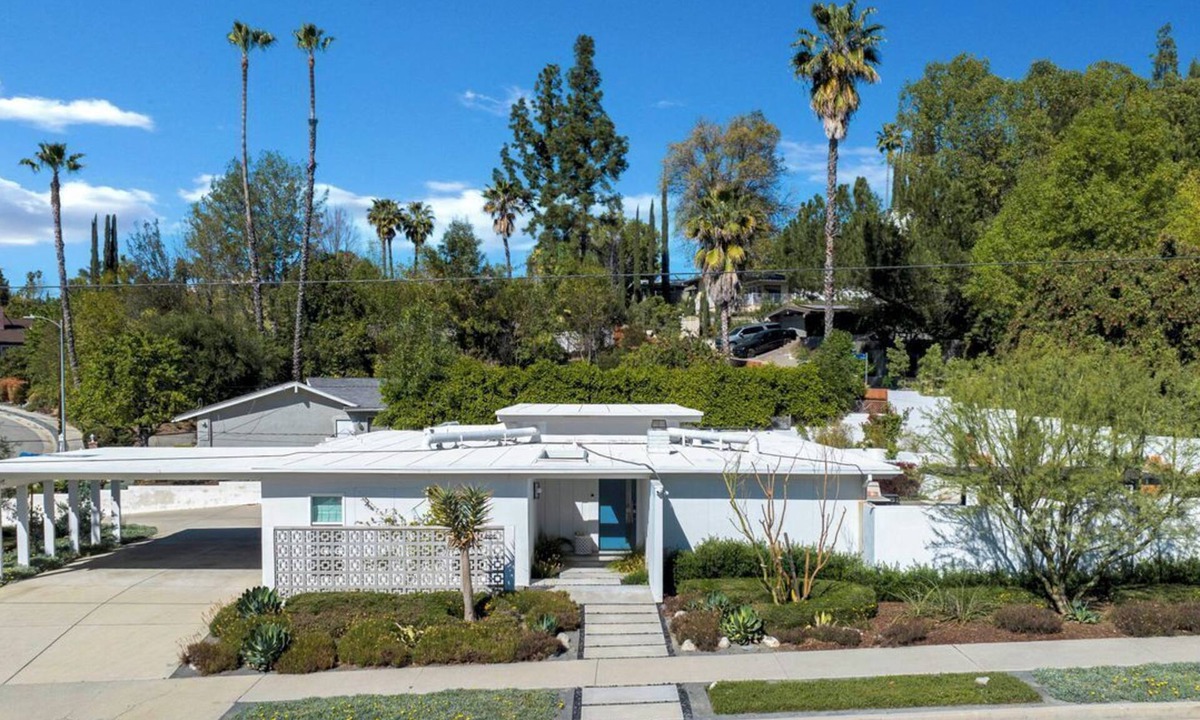 Woodland Hills House | Private Mid-Century Oasis 3-bedroom home in Los Angeles with Pool/Spa & BBQ