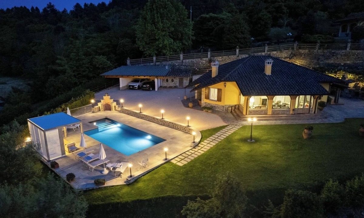 Castel Focognano Villa | Private villa with pool, hot tub and garden in the Tuscan countryside