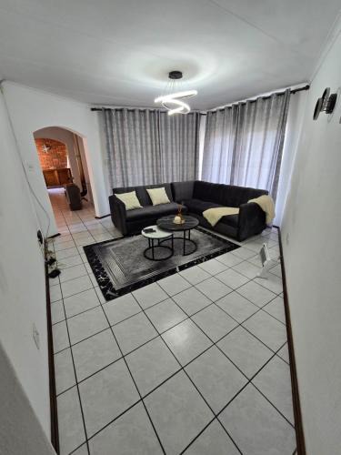 Greater Johannesburg Metropolitan Area House | Pvt Guesthouse 2 hour Stay Booking