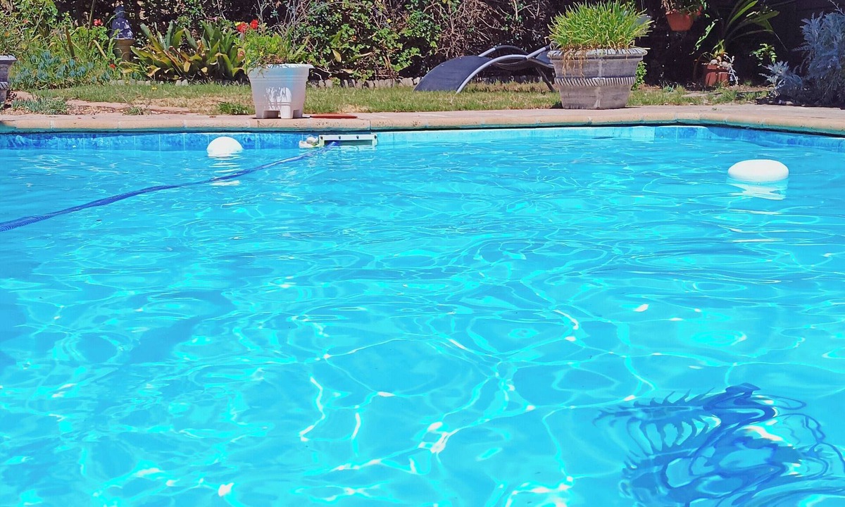 Clovelly Apartment | Quaint Cottage with tranquil garden and swimming pool . Near beach !