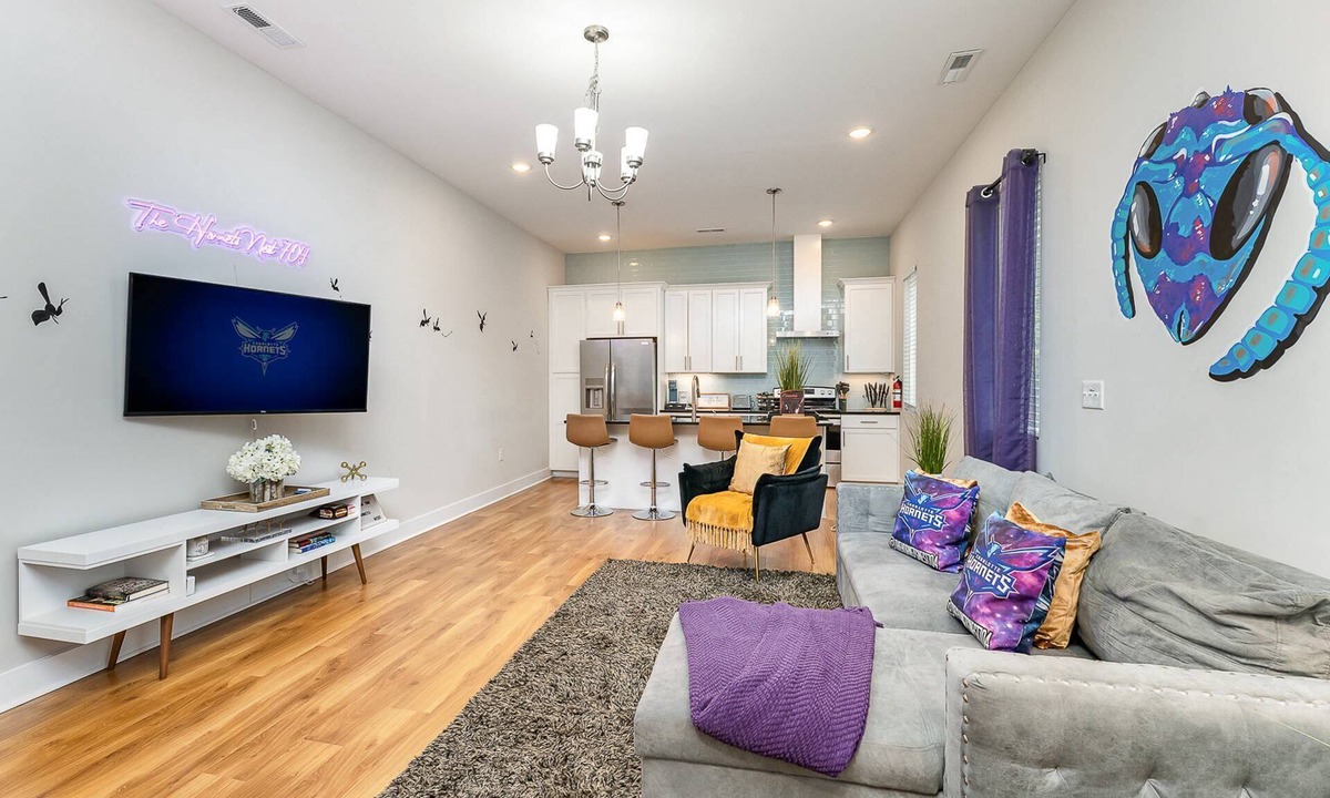 Third Ward House | Queen City's Nest Uptown | Hornets Vibes | Bold Design & City Views | Walk to All Uptown Attractions