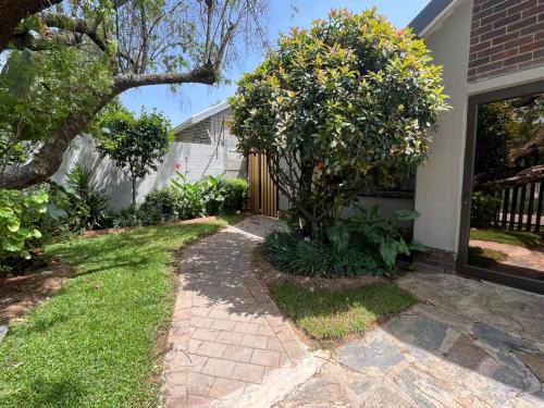 Greater Johannesburg Metropolitan Area Apartment | Quiet Blairgowrie Garden Cottage Close to Sandton