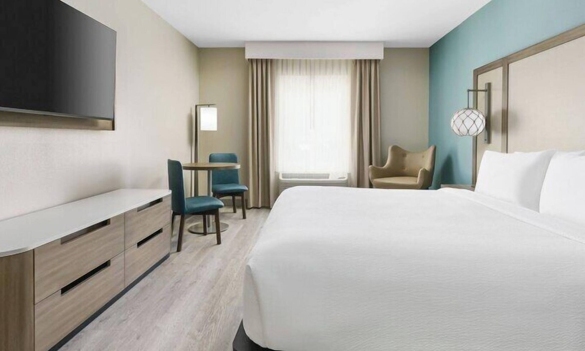 Marathon Hotel | Relax and Unwind! Outdoor Pool, Free Breakfast, Pets Are Welcome!