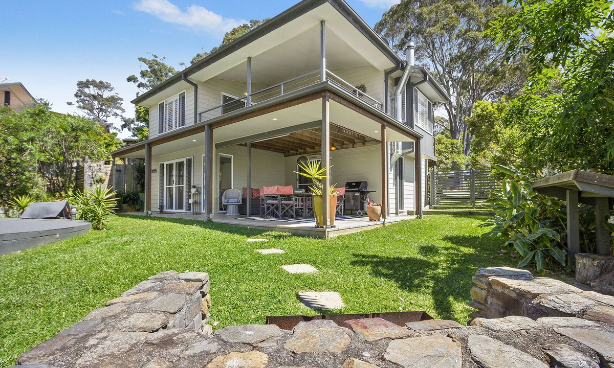 South Durras House | Relax in comfort and walk to Cookies Beach!