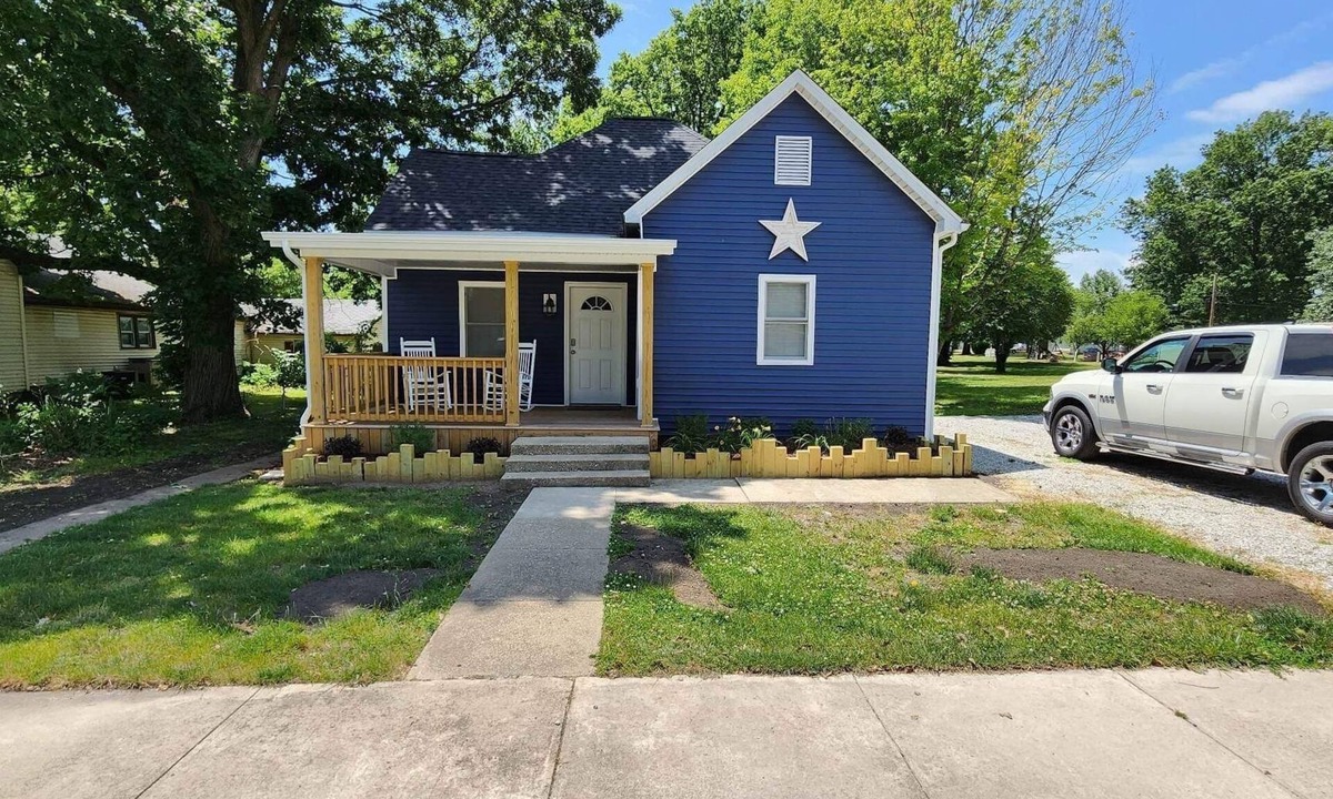 Shelbyville House | Remodel pet friendly home in town 1/2 mile from Lake Shelbyville.
