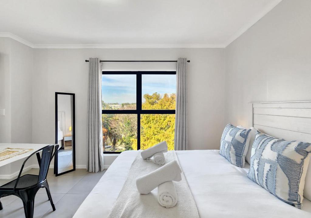Rondebosch Apartment | Rivers Edge Apartment in Rondebosch with Balcony