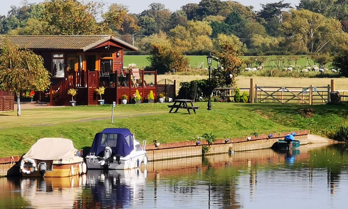 Tiddington Cabin | Riverside Wooden Lodge with amazing views of the River Avon, Stratford-upon-Avon