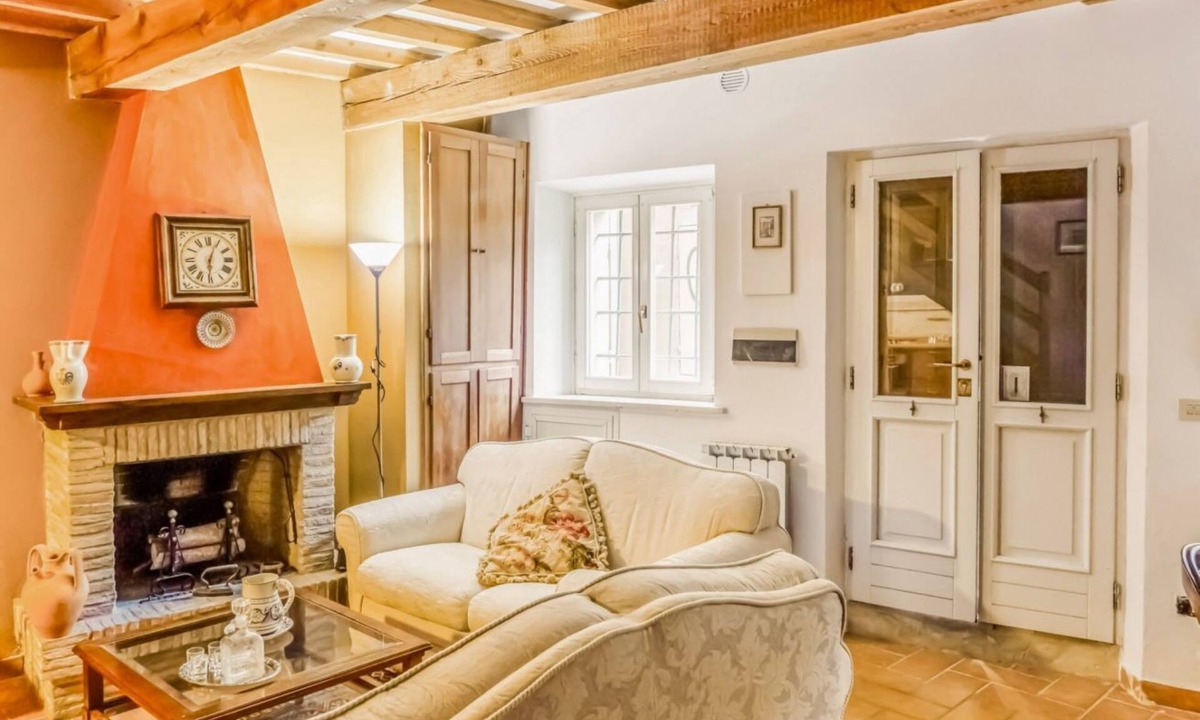 Urbino Apartment | Romantic 95 sqm flat on two floors (NO lift), with two bedrooms which can accommodate up to 4 people.The apartment is located in the centre (Restricted Traffic Area) in the heart of the historic centre of Urbino. The accommodation enjoys an enviable loca