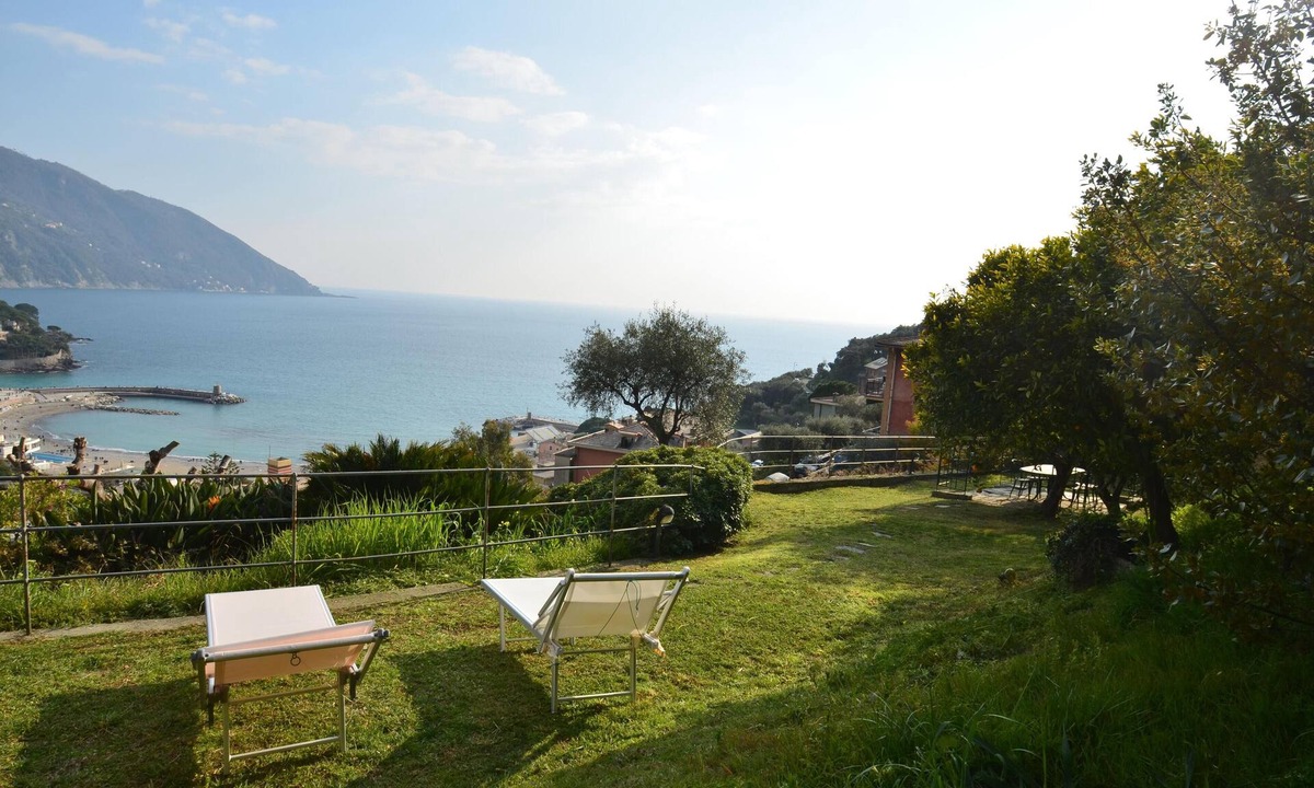 Recco House | Romantic domicile with a large garden and a fantastic sea view