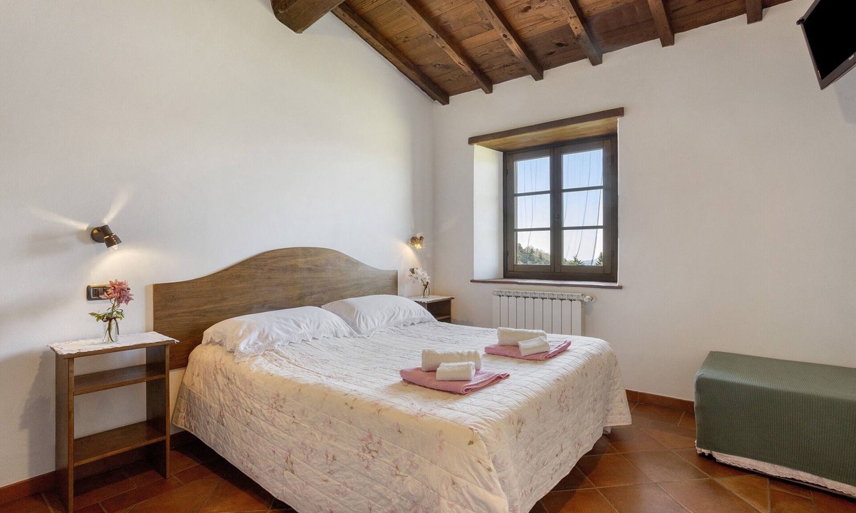Casoli Apartment | Room 'Camera A - Prato Fiorito' with Mountain View, Shared Pool and Garden