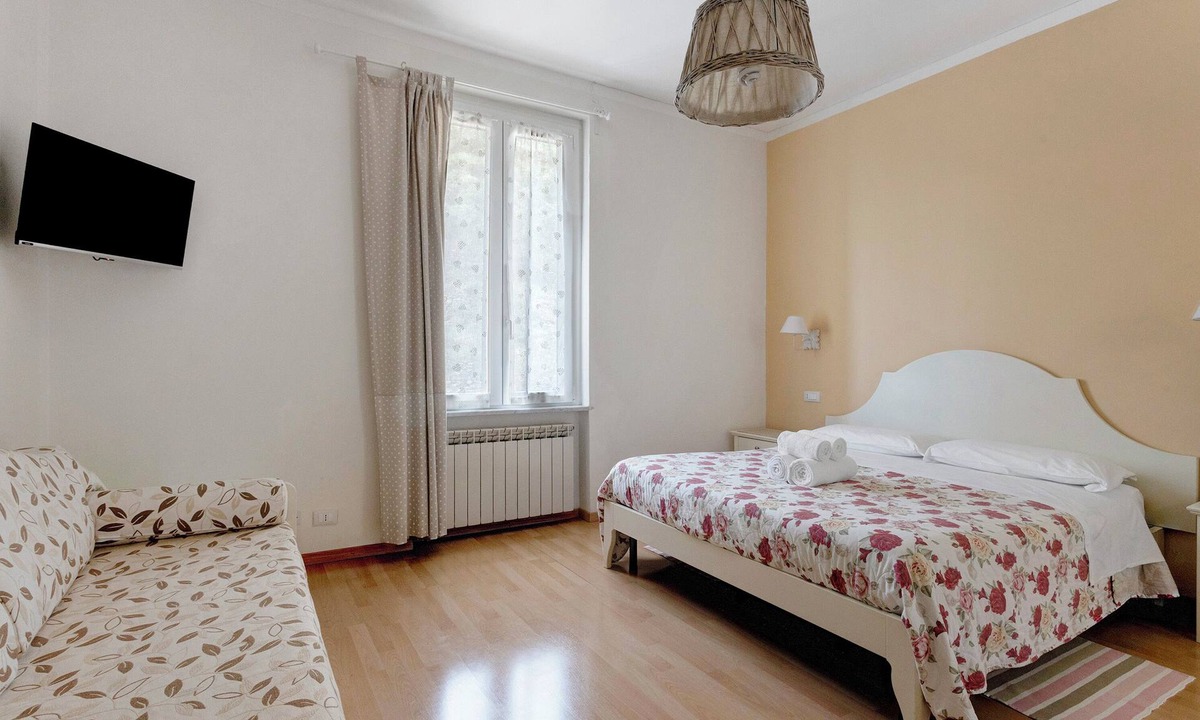 Manarola Apartment | Room 'Camera Gialla' with Balcony, Wi-Fi and Air Conditioning