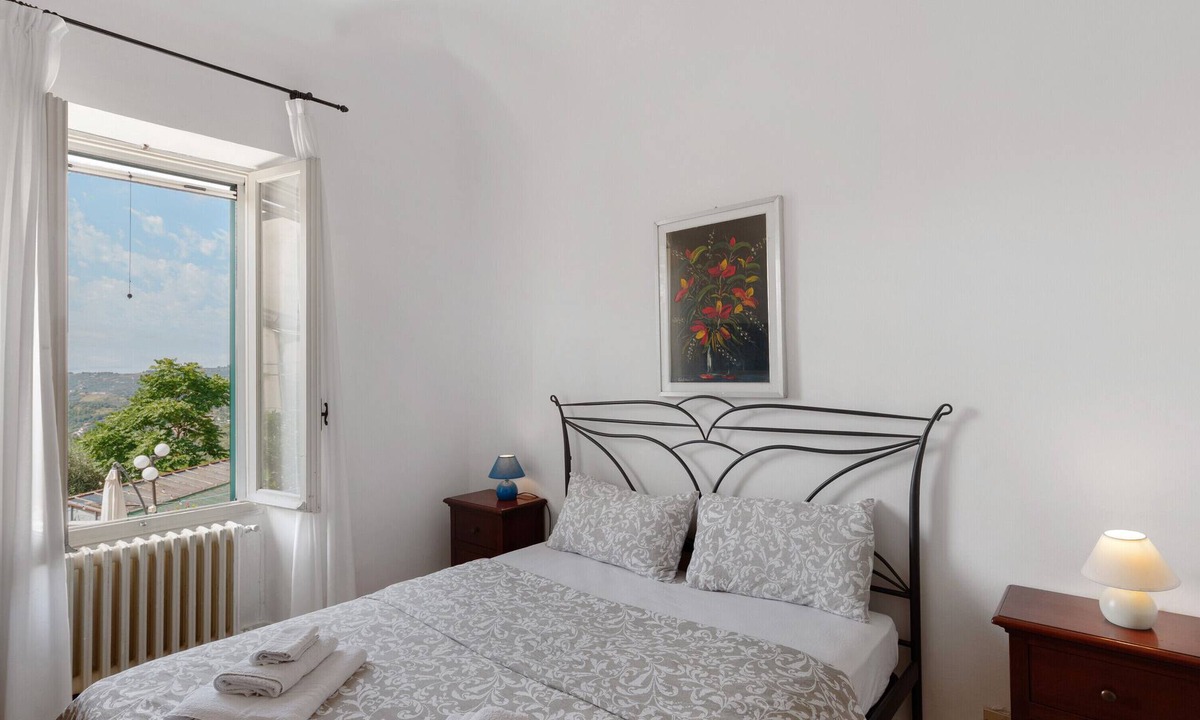 Imperia Apartment | Room 'Fiordaliso' with Mountain View, Shared Terrace and Wi-Fi