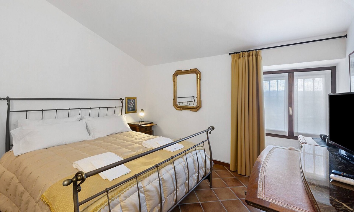 Casalnoceto Apartment | Room 'Perla' with Shared Terrace, Wi-Fi and Air Conditioning