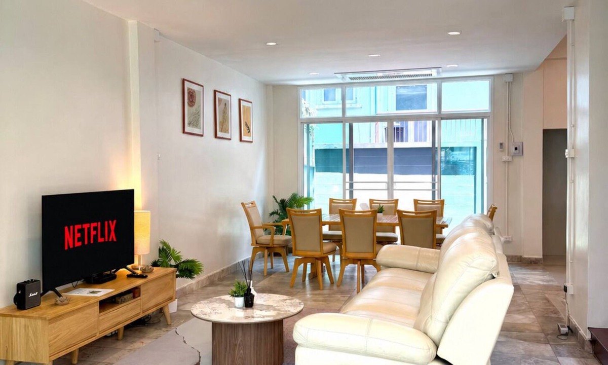 Sukhumvit House | Roomy Entire 5-bedroom Home Sleeps 10 Pool 2 min BTS Rooftop Free Pickup Garden