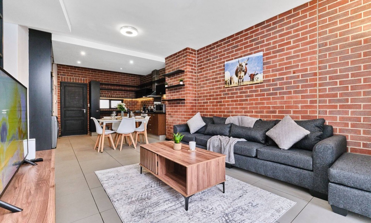 Greater Johannesburg Metropolitan Area Apartment | Rosebank Oasis - a 5-minute walk to Mall & Gautrain - Modern & Secure.