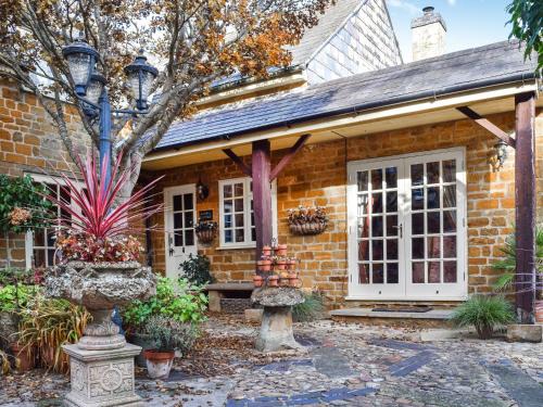 Flore House | Russell Cottage