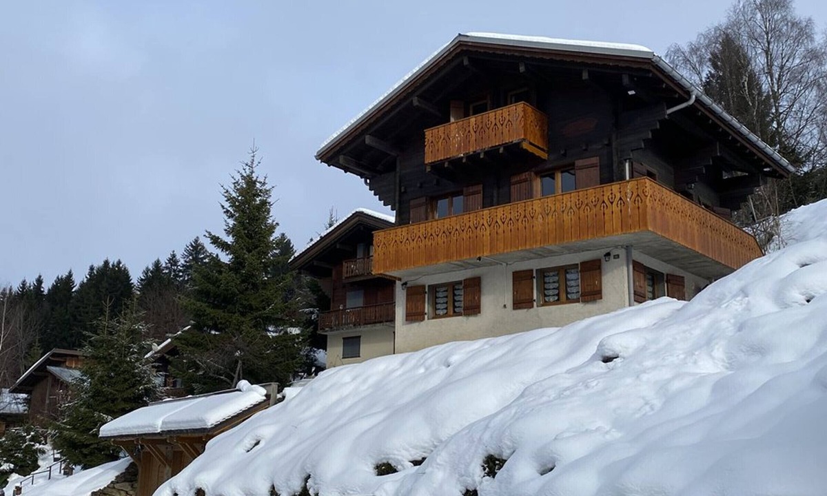 Le Cornix Ski Chalet | Savoyard Chalet with WIFI, near ski slopes
