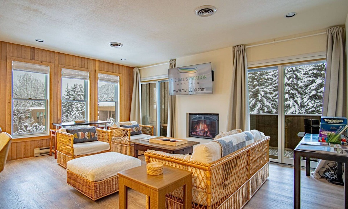 Warm Springs Condo | Sawtooth Ski Condo - Hot Tub + Walk to Ski Slopes!