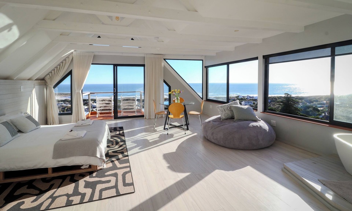 Scarborough Apartment | Scarborough Loft: Your Stylish Seaside Retreat